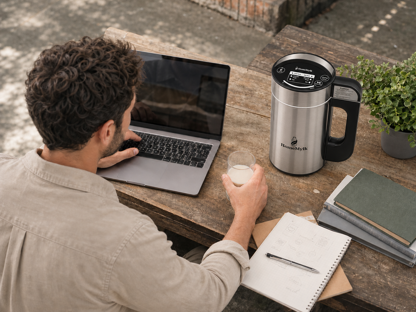 Pausa caffè con latte vegetale in ufficio